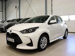 Vit Begagnad 2020 Toyota Yaris Hybrid Active Halvkombi | 189 900 kr (Marknadspris)