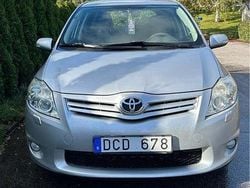 Silver Begagnad 2011 Toyota Auris Plus Halvkombi | 45 000 kr (Marknadspris)