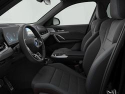 Svart (black sapphire metallic) Ny 2025 BMW X1 Comfort Edition SUV | 664 500 kr (Marknadspris)