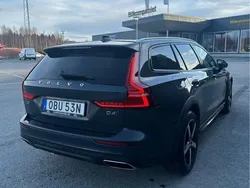 Grå Begagnad 2020 Volvo V60 CC Momentum Kombi | 325 000 kr (Marknadspris)