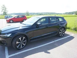 Svart Begagnad 2019 Volvo V60 CC Momentum Kombi | 279 000 kr (Marknadspris)