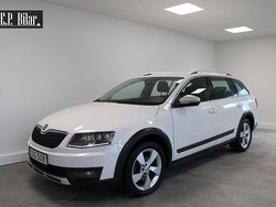 Vit Begagnad 2016 Skoda Octavia Scout Kombi | 119 800 kr (Marknadspris)