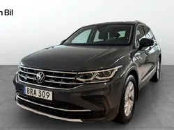 Mörkgrå Begagnad 2023 VW Tiguan Elegance SUV | 399 900 kr (Marknadspris)