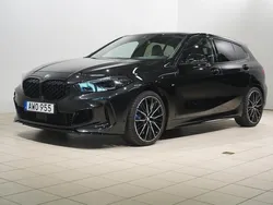 Svart Begagnad 2023 BMW M135 Comfort Edition Halvkombi | 499 500 kr