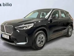 Svart Begagnad 2023 BMW iX1 SUV | 458 900 kr (Marknadspris)