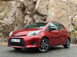 Röd Begagnad 2012 Toyota Yaris Hybrid Life Halvkombi | 94 700 kr (Marknadspris)