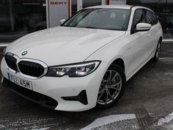 Vit Begagnad 2021 BMW 330e Sport Line Kombi | 244 900 kr (Marknadspris)