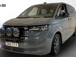 Grå Begagnad 2023 VW Multivan Life Minibuss | 559 900 kr (Marknadspris)