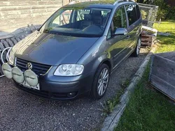Grå Begagnad 2005 VW Touran Highline Minibuss | 25 000 kr (Marknadspris)