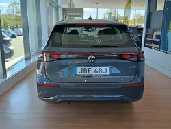 Grå (dolphin grey metallic) Ny 2025 VW Tayron Life SUV | 432 900 kr (Bra pris)