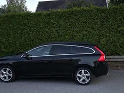 Svart Begagnad 2014 Volvo V60 Momentum Kombi | 125 000 kr (Marknadspris)