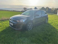Svart Begagnad 2017 Kia Rio Halvkombi | 80 000 kr (Marknadspris)