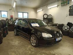 Svart Begagnad 2005 VW Golf V Halvkombi | 34 900 kr (Marknadspris)
