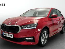 Röd (velvet red metallic) Begagnad 2022 Skoda Fabia Style Halvkombi | 199 900 kr (Marknadspris)