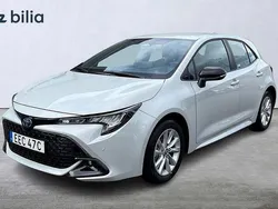 Grå Ny 2025 Toyota Corolla Hybrid Active Halvkombi | 347 500 kr (Marknadspris)