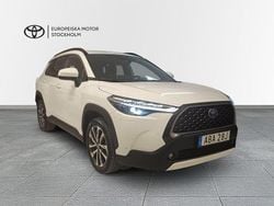 Vit Begagnad 2023 Toyota Corolla Cross Style SUV | 364 800 kr (Marknadspris)