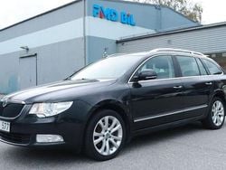 Svart Begagnad 2012 Skoda Superb Ambition Kombi | 94 700 kr (Marknadspris)