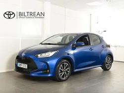 Mörkblå Begagnad 2022 Toyota Yaris Hybrid Active Halvkombi | 204 900 kr (Marknadspris)