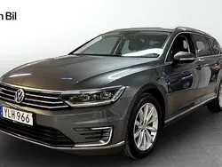 Mörkgrå Begagnad 2017 VW Passat Executive Kombi | 194 900 kr (Marknadspris)