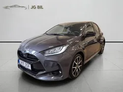 Mörkgrå (grå) Begagnad 2021 Toyota Yaris Hybrid Style Halvkombi | 204 700 kr (Marknadspris)