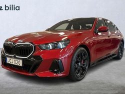Röd Begagnad 2023 BMW 550e M Sport Sedan | 828 000 kr (Marknadspris)