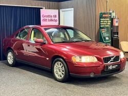 Röd Begagnad 2005 Volvo S60 Kinetic Sedan | 39 900 kr (Marknadspris)