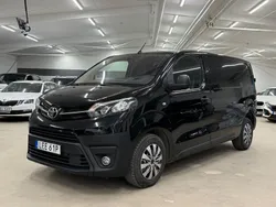 Svart Begagnad 2021 Toyota Proace Van | 239 900 kr (Marknadspris)