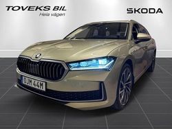 Ljusgul (ice tea yellow metallic) Begagnad 2024 Skoda Superb LAURIN & KLEMENT Kombi | 489 000 kr