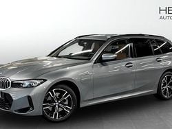 Grå (grey) Begagnad 2025 BMW 330e M Sport Kombi | 494 700 kr (Marknadspris)