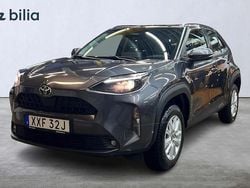 Mörkgrå (grå) Begagnad 2024 Toyota Yaris Hybrid Active SUV | 269 900 kr (Marknadspris)