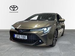 Grön Begagnad 2021 Toyota Corolla Hybrid Style Halvkombi | 239 900 kr (Marknadspris)