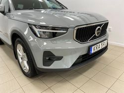 Grå Begagnad 2024 Volvo XC40 Core SUV | 359 500 kr (Marknadspris)