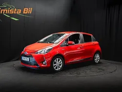Röd Begagnad 2019 Toyota Yaris Hybrid Halvkombi | 139 900 kr (Marknadspris)