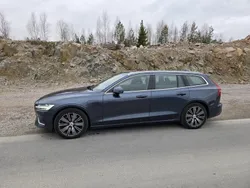Blå Begagnad 2022 Volvo V60 Momentum Kombi | 259 000 kr (Bra pris)
