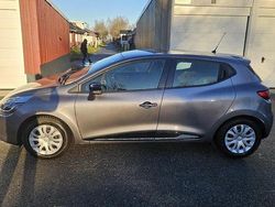 Grå Begagnad 2014 Renault Clio IV Halvkombi | 83 900 kr (Marknadspris)