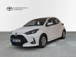 Vit Begagnad 2022 Toyota Yaris Hybrid Active Halvkombi | 199 800 kr (Marknadspris)