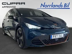 Mörkblå (aurora blue metallic) Begagnad 2025 Cupra Born e-Boost Halvkombi | 399 000 kr (Dyr)