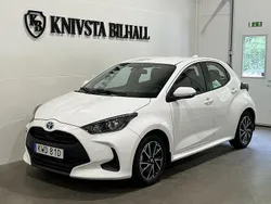 Vit Begagnad 2021 Toyota Yaris Hybrid Active Halvkombi | 198 800 kr (Marknadspris)