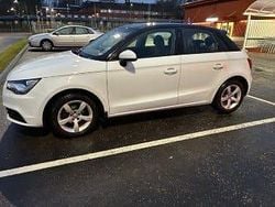 Vit meds svart tak Begagnad 2014 Audi A1 Sportback Halvkombi | 94 000 kr (Bra pris)
