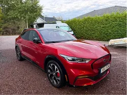 Röd Begagnad 2021 Ford Mustang Mach-E Standard Range SUV | 300 000 kr (Bra pris)