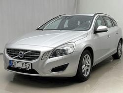 Ljusgrå Begagnad 2013 Volvo V60 Momentum Kombi | 97 500 kr (Marknadspris)
