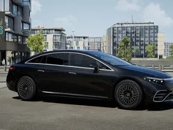 Svart (obsidiansvart metallic) Ny 2025 Mercedes EQS450+ AMG Halvkombi | 1 299 300 kr (Marknadspris)