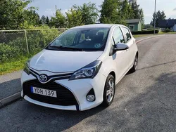 Vit Begagnad 2016 Toyota Yaris Hybrid Active Halvkombi | 98 000 kr (Bra pris)