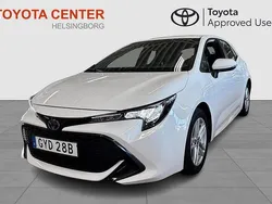 Vit Begagnad 2022 Toyota Corolla Hybrid Active Halvkombi | 249 900 kr (Marknadspris)