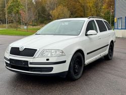 Vit Begagnad 2008 Skoda Octavia Kombi | 28 000 kr (Marknadspris)