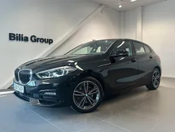 Svart Begagnad 2021 BMW 118 Sport Line Halvkombi | 229 000 kr (Marknadspris)
