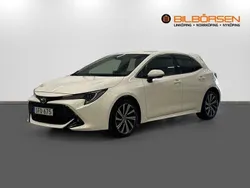 Vit Begagnad 2022 Toyota Corolla Hybrid Style Halvkombi | 239 900 kr (Marknadspris)