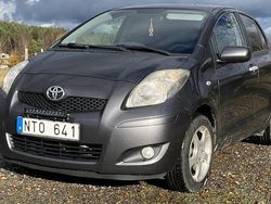 Grå Begagnad 2011 Toyota Yaris Halvkombi | 49 532 kr (Marknadspris)