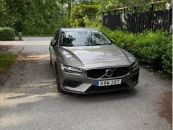 Grå Begagnad 2020 Volvo V60 Momentum Kombi | 200 000 kr (Bra pris)