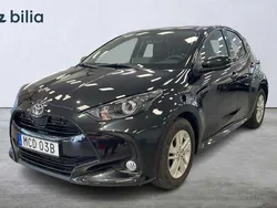 Svart Begagnad 2024 Toyota Yaris Hybrid Active Halvkombi | 255 900 kr (Marknadspris)